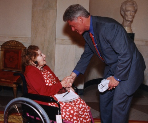 Sarah_McClendon_and_Bill_Clinton