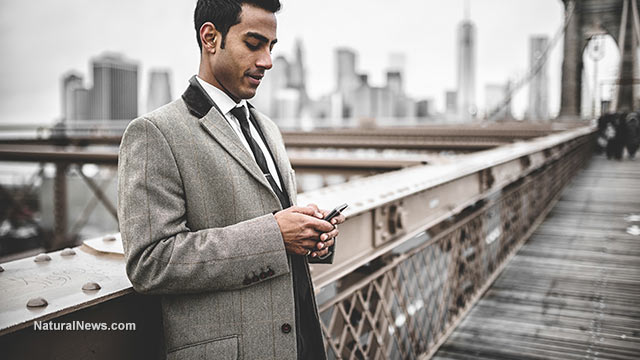 Man-Cellphone-New-York-Brooklyn-Bridge