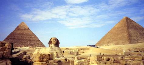 Sphinx with pyramids.jpg